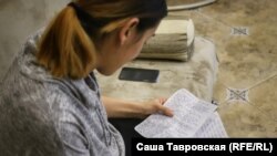 Левиза Джелялова читает письмо мужа из СИЗО, село Первомайское Симферпольского района, иллюстративное архивное фото