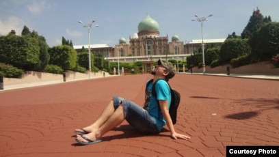 Есегінде екі әтеш бар жас әйел Жасырын камера порно видео дәретханада тіркеусіз