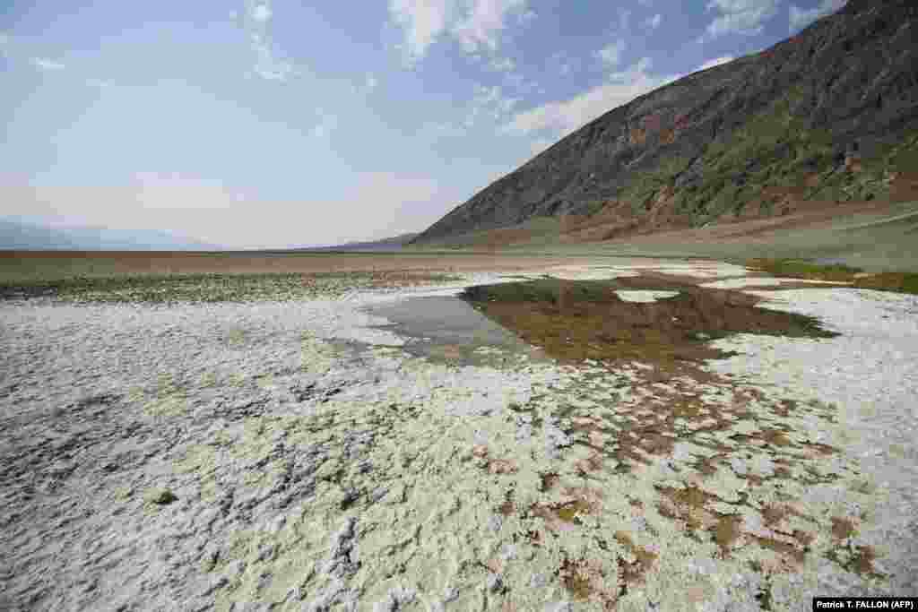 Észak-Amerika legalacsonyabb pontja a Death Valley. Itt található a Badwater-medence, aminek&nbsp; vize háromszor sósabb a tengernél - amikor épp nincs kiszáradva. Jelenleg a víz helyett csak a só látszik itt.&nbsp;