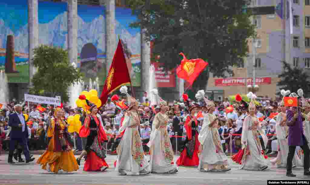 Параддан өтүп жаткан маданият кызматкерлери.