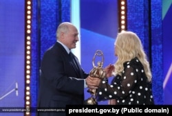 Аляксандар Лукашэнка ўручае Таісіі Павалій спэцыяльную ўзнагароду прэзыдэнта «Праз мастацтва — да міру і ўзаемаразуменьня». Віцебск, 11 ліпеня 2019 году