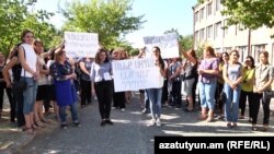 Armenia -- Teachers of a public school in Ashtarak go on strike, 26Sept2017.