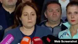 ელენე ხოშტარია (მარცხნივ) და თამარ ჩერგოლეიშვილი. ფოტო „რვიანის ფორმატის“ ერთ-ერთი საერთო ბრიფინგიდან, რომელიც პარლამენტის წინ გაიმართა. 30 ივნისი