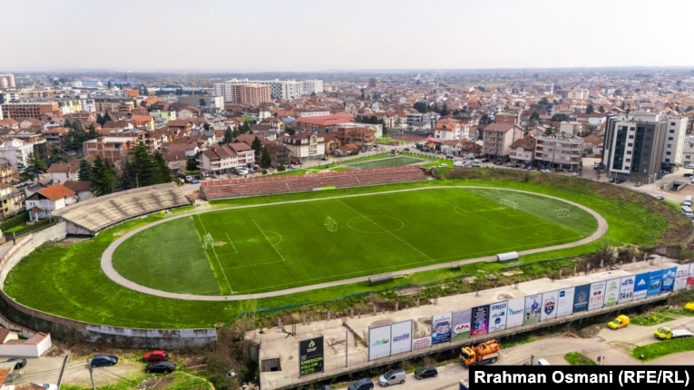 Stadiumi i Pej&euml;s, i njohur si stadiumi "Shahin Haxhiislami", duke k&euml;shtu sot. Ky stadium ishte nd&euml;rtuar n&euml; vitin 1938. Rind&euml;rtimi n&euml; t&euml; nisi m&euml; 2024.