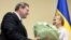 Білоруський прем'єр-міністр Сергій Сидорський дарує квіти Юлії Тимошенко перед початком переговорів у Києві, 12 червня 2009 р.