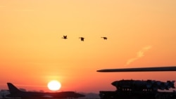 یک طیاره نظامی بی-۱بی امریکا در پایگاه هوایی «آراف فرفورد» بریتانیا، ۱۹ فروردین