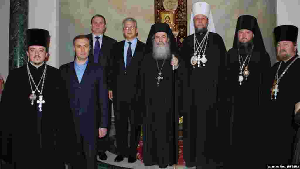 Delegația moldoveană, în frunte cu Mitropolitul Vladimir, la întâlnirea cu Patriarhul Ieursalimului Teofil (centru)