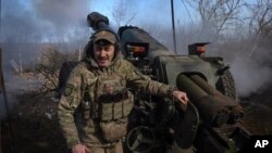 Український військовий веде вогонь із гармати Д-30 на Донеччині, 2 березня 2024 року
