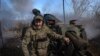 Ukrajinski vojnik puca iz topa prema ruskim položajima na liniji fronta u istočnoj Ukrajini 2. marta 2024.