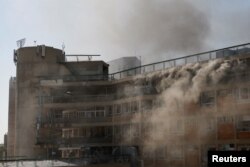 Dim se diže iz Medicinskog centra Soroka nakon raketnog napada iz Irana na Izrael, u Be'er Shevi, Izrael, 19. juna 2025.