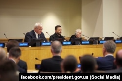 Міністр закордонних справ України Андрій Сибіга, президент України Володимир Зеленський та національний лідер кримських татар Мустафа Джемілєв на шостому саміті «Кримська платформа» у штаб-квартирі ООН у Нью-Йорку, 23 вересня 2026 року
