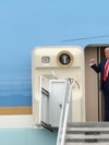 Avion američkog predsednika sleteo je u zajedničku bazu Elmendorf u blizini Ankoridža oko 10.20 po lokalnom vremenu (20.20 po centralnoevropskom vremenu."Mislim da će sve ispasti veoma dobro, a ako ne, vratiću se kući veoma brzo", rekao je Tramp za Foks njuz (Fox News) tokom leta avionom.