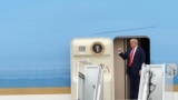 Avion američkog predsednika sleteo je u zajedničku bazu Elmendorf u blizini Ankoridža oko 10.20 po lokalnom vremenu (20.20 po centralnoevropskom vremenu."Mislim da će sve ispasti veoma dobro, a ako ne, vratiću se kući veoma brzo", rekao je Tramp za Foks njuz (Fox News) tokom leta avionom.