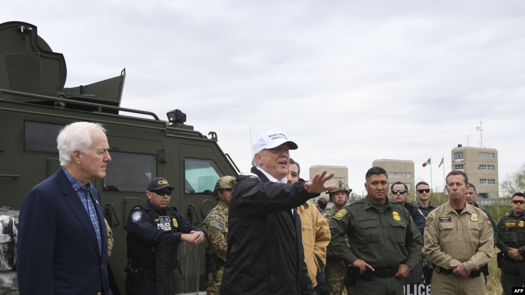 Președintele Donald Trump în apropiere de Rio Grande la McAllen, Texas, la granița cu Mexicul, 10 ianuarie 2019