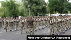 1 липня Міністерство оборони оприлюднило світлини з репетиції святкового параду до Дня Незалежності України. На них жінки-військові марширували у взутті на підборах, що викликало обурення