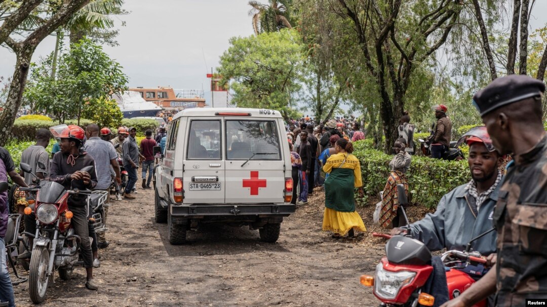 O ambulanță se strecoară printre refugiați în zona lacului Kivu, în apropierea zonei de conflict. Mai mulți cetățeni români au cerut sprijin după ce s-au trezit blocați în regiune. 