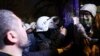 Наразыларды таратуға тырысып жатқан полиция. Стамбұл 20 наурыз 2025 жыл.