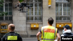 Njemačka policija koristi dron na ulici u Berlinu (foto-arhiv)
