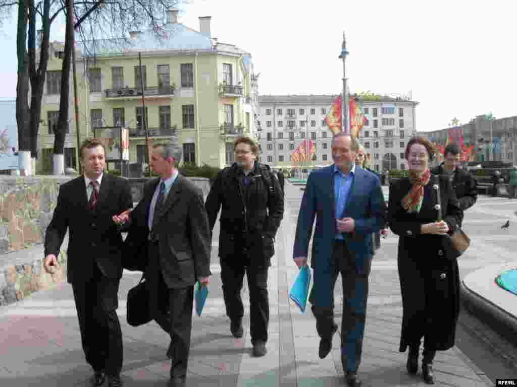 Актывісты "Гавары праўду" прынесьлі ў ЦВК сьпіс парушэньняў на выбарах 