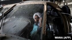 Vahdat, një ushtar taliban dhe ish i burgosur, qëndon ulur në një helikopter ushtarak në Bazën Ajrore Bagram në Parvan, Afganistan, 23 shtator 2021. 