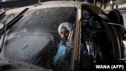 Vahdat, një ushtar taliban dhe ish i burgosur, qëndon ulur në një helikopter ushtarak në Bazën Ajrore Bagram në Parvan, Afganistan, 23 shtator  2021. 