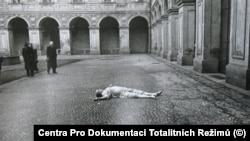 Corpul neînsuflețit al lui Jan Masaryk în curtea interioară a ministerului, din Praga, în martie 1948