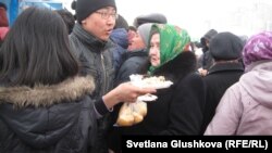 Парень с праздничными угощениями, которые во время празднования Наурыза раздавали бесплатно. Астана, 22 марта 2013 года. 