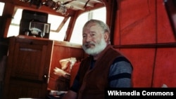 Ernest Hemingway sevimli "Pilar" qayığında, həmin qayıq indi yazıçının Kubadakı muzeyindıdir.