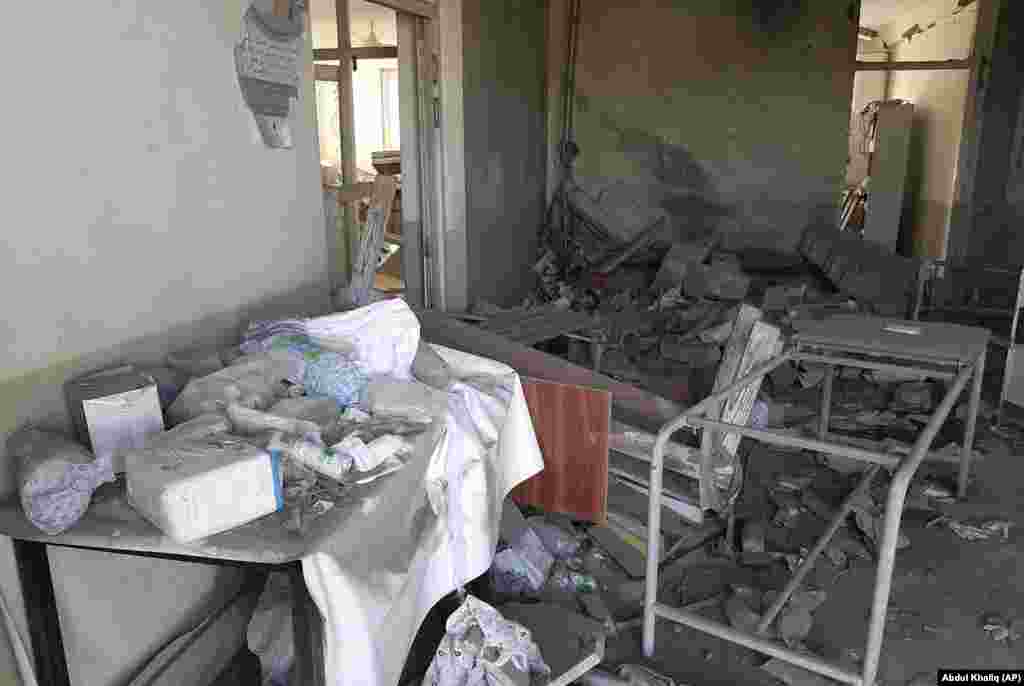 Поврежденная поликлиника в Лашкаргахе. 8 августа член совета провинции Маджид Ахунд заявил, что в результате авиаударов правительственных сил были повреждены клиника и местная средняя школа