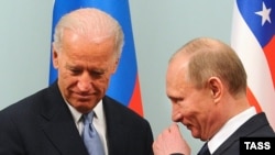 Джо Байден (слева) и Владимир Путин (архивное фото)