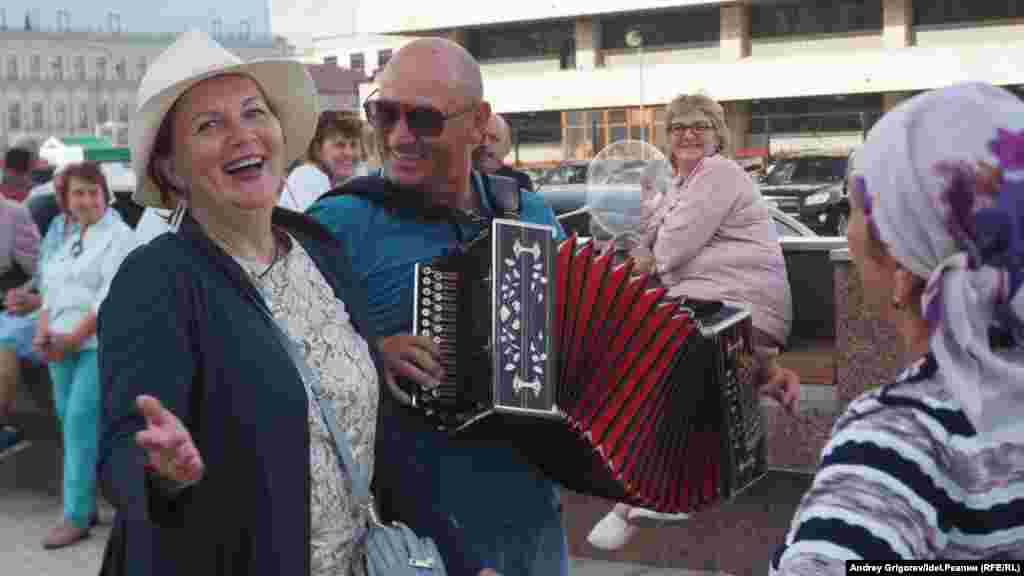 People sing in the streets of Kazan.