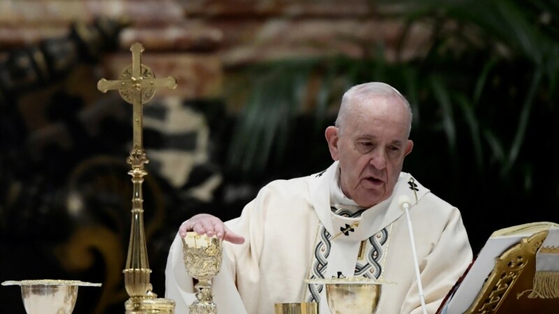 Папата во Велигденска порака повика да се споделат вакцините со најсиромашните 