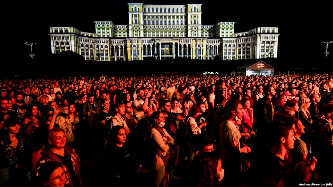 Imagine de arhivă: oameni care asistă la concursul de proiecții iMApp, în fața Parlamentului României, București, 18 septembrie 2021.