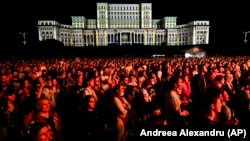 Imagine de arhivă: oameni care asistă la concursul de proiecții iMApp, în fața Parlamentului României, București, 18 septembrie 2021.