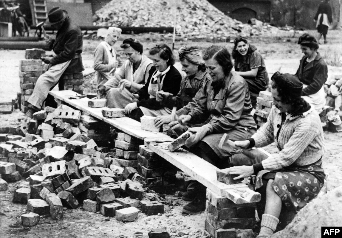 婦女們從城市廢墟中搶救磚塊以供重複使用。  許多德國人試圖恢復正常的秩序令許多俄羅斯人感到震驚。瓦西里·格羅斯曼描述“廢墟正在被清理和打掃……就好像它們是室內房間一樣。”  