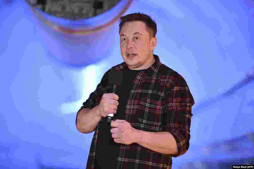 Elon Musk, co-fondator și director executiv al Tesla Inc., vorbește în timpul unui eveniment de prezentare a tunelului de testare al companiei Boring Hawthorne din Hawthorne, la sud de Los Angeles, California, 18 decembrie 2018