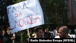 Protest novinara zbog držanja u pritvoru kolege Kežarovskog, 25. juli 2013.