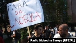 Новинарите протестираа против продолжувањето на притворот на Томислав Кежаровски.