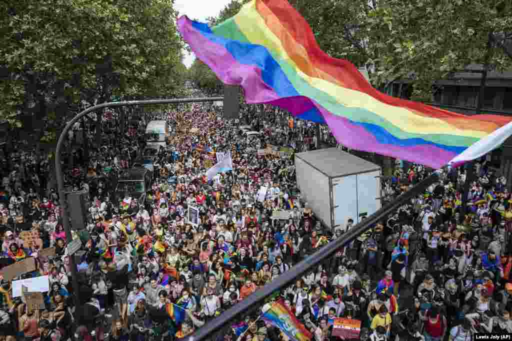 Mulțime de la marșul anual Gay Pride de la Paris, Franța, 26 iunie 2021