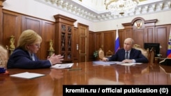 Ruski predsednik Vladimir Putin na sastanku s Veronikom Skvorcovom, šeficom FMBA, u avgustu.