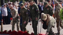 9 май бәйрәмендә Уфада Украина сугышында катнашучылар чәчәкләр сала. Аларның берничәсе култык таякларына таянган