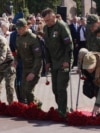 9 май бәйрәмендә Уфада Украина сугышында катнашучылар чәчәкләр сала. Аларның берничәсе култык таякларына таянган