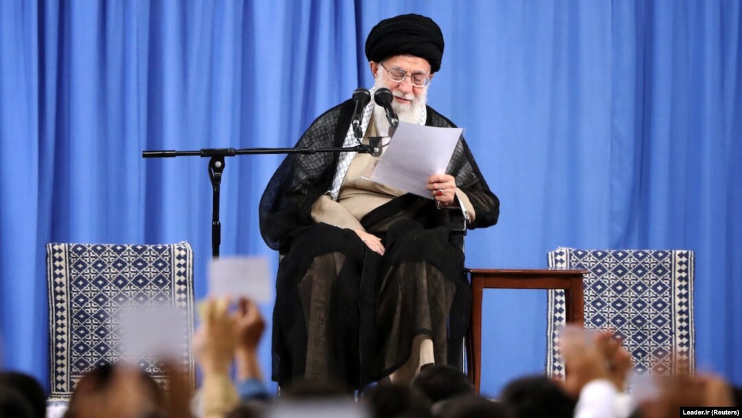 به رغم گذشت دو روز از انجام سخنرانی آیت‌الله خامنه‌ای، دفتر رهبر ایران هنوز ویدئو یا صدای اظهارات جنجالی وی را منتشر نکرده است. 