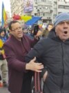 Un bărbat încearcă să liniștească un manifestant care huiduie o echipă de jurnaliști la protestul AUR, pe 12 ianuarie 2025.