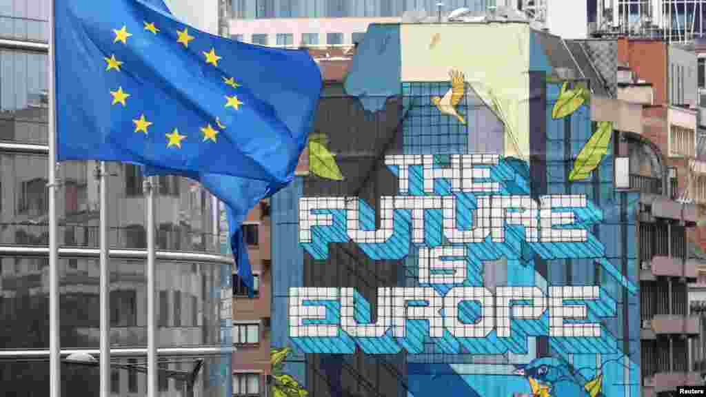 БЕЛГИЈА - Европската унија реши да го намали бројот на состаноците со физичко присуство на официјални лица и експерти и да премине на видео конференции што ќе бидат само за најважните теми поради зголемувањето на бројот на заразени во Брисел, изјави неименуван портпарол на германското претседателство со ЕУ.