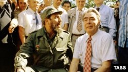 Кубанын лидери Фидел Кастро (солдо) Совет лидери Леонид Брежнев менен.