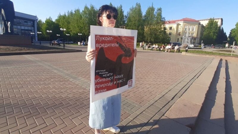 В Сыктывкаре местная жительница устроила пикет из-за загрязнения нефтью Колвы 