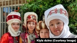 Айдай Асангулова "Кийиз дүйнө" фондунда иштеген чеберлер менен.