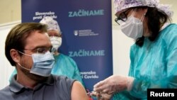 Një qytetar sllovak duke u vaksinuar.