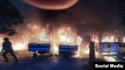 معترضان شامگاه پنجشنبه، ۱۸ دی، خودروهای پلیس را به آتش کشیدند